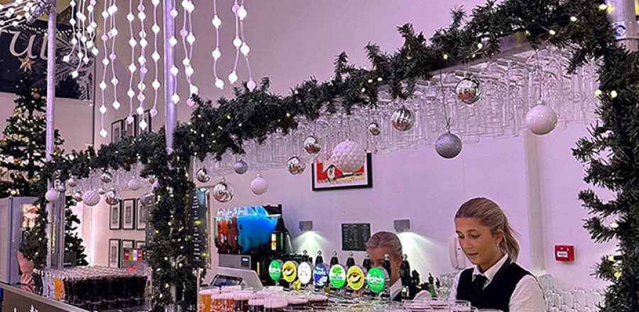 Den Store Julefrokost bar servering med øl, sodavand og vin.