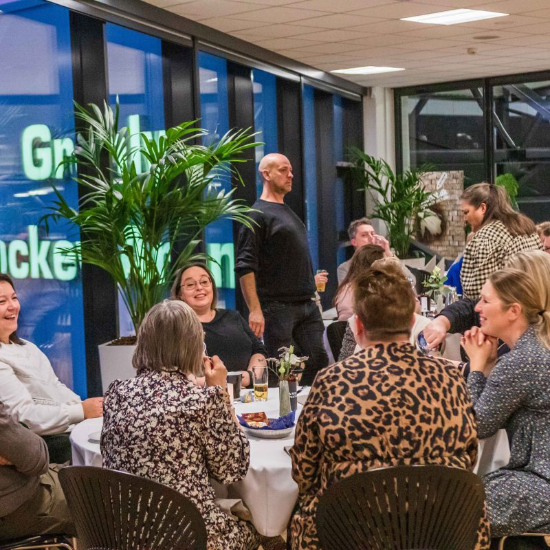 Konference i mødelokale med udsigt til skov og park og Granly Hockey Arena.