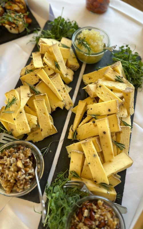Ostefad med forskellige oste som del af tapasbuffet.