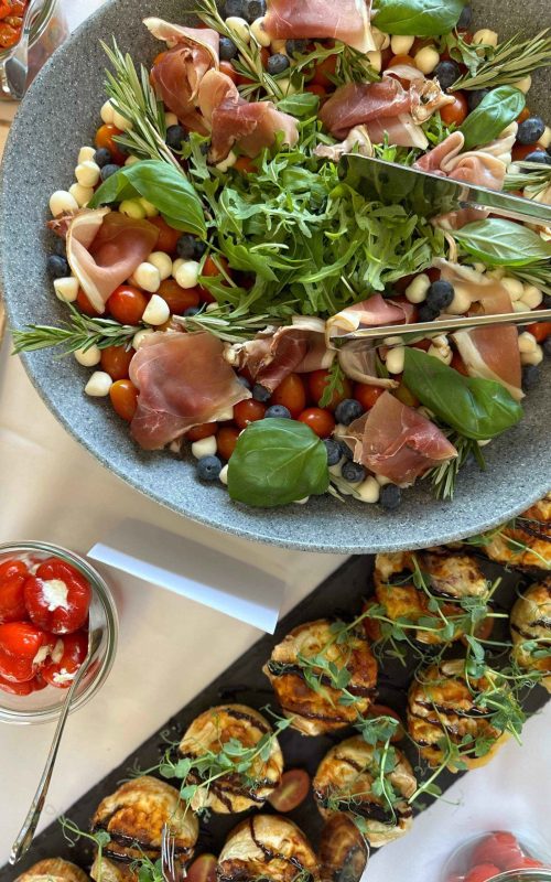 Frisk salat og hjemmelavet minitærter med glaze.