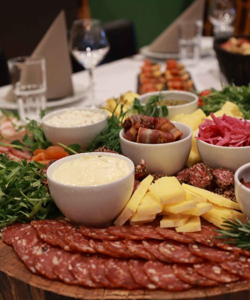Tapasfad med oste, pålæg, dadler, pesto mm.