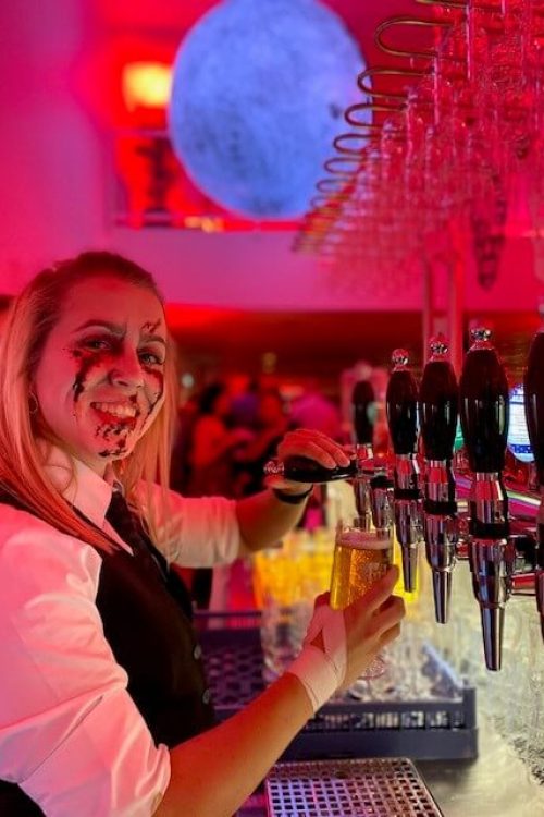 Barteder udklædt uhyggeligt til temafest.
